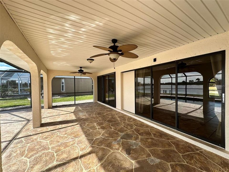 Activo con contrato: $2,200 (4 camas, 2 baños, 2120 Pies cuadrados)