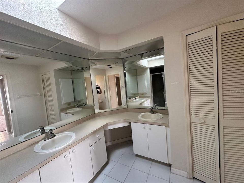 Activo con contrato: $2,200 (4 camas, 2 baños, 2120 Pies cuadrados)