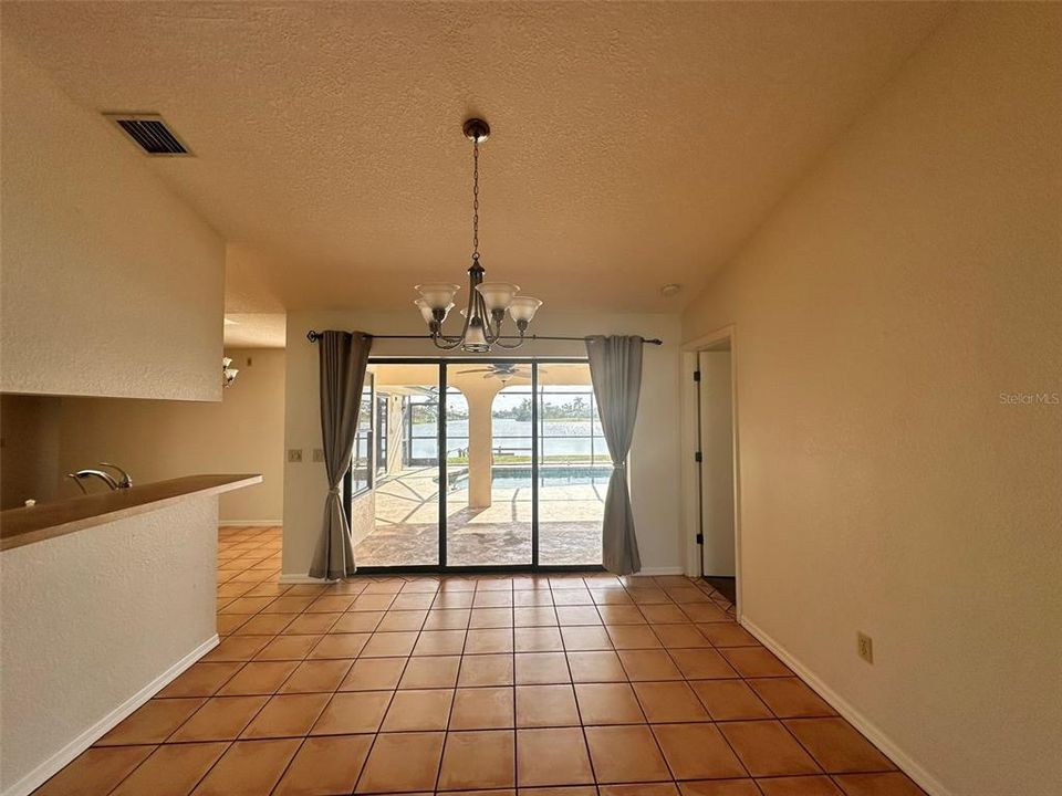 Activo con contrato: $2,200 (4 camas, 2 baños, 2120 Pies cuadrados)