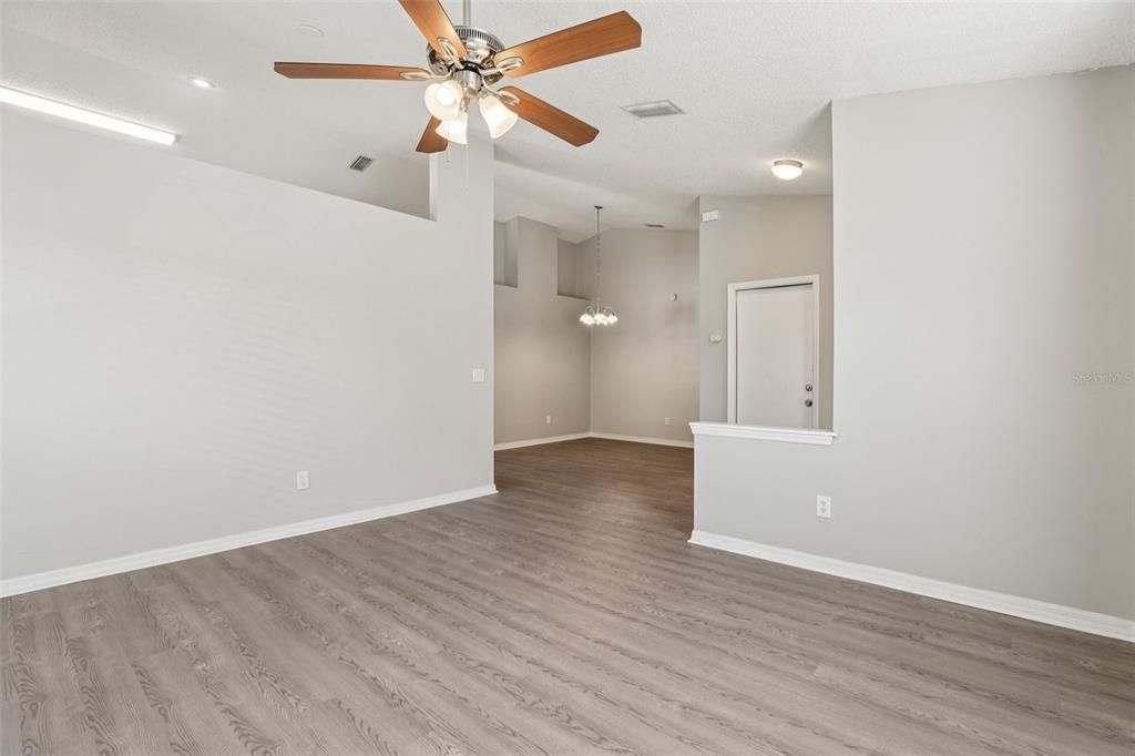 合同活跃: $390,000 (3 贝兹, 2 浴室, 1589 平方英尺)