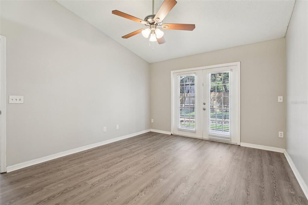 合同活跃: $390,000 (3 贝兹, 2 浴室, 1589 平方英尺)