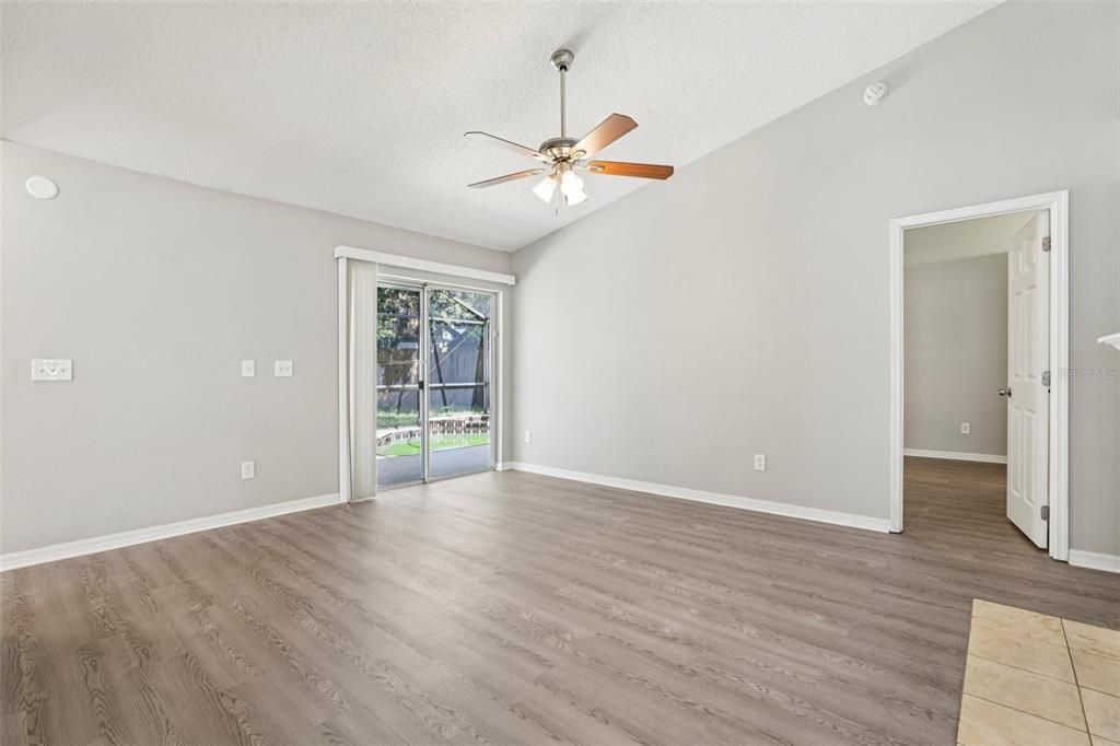 合同活跃: $390,000 (3 贝兹, 2 浴室, 1589 平方英尺)