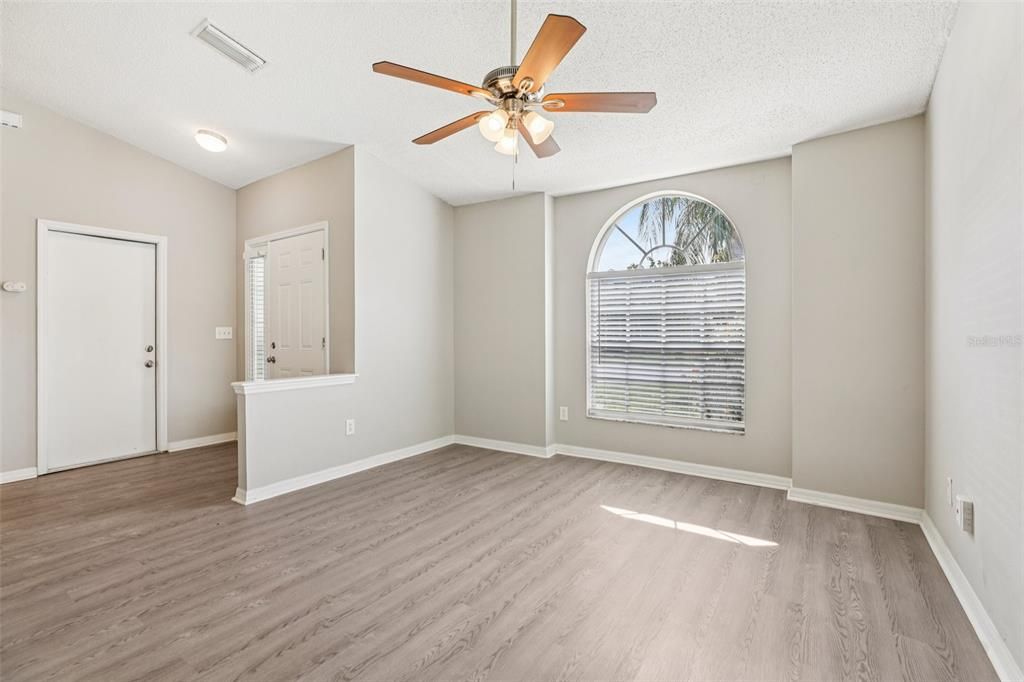 合同活跃: $390,000 (3 贝兹, 2 浴室, 1589 平方英尺)