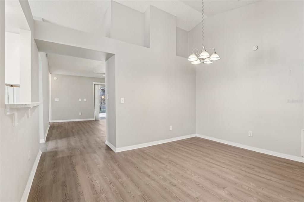 合同活跃: $390,000 (3 贝兹, 2 浴室, 1589 平方英尺)