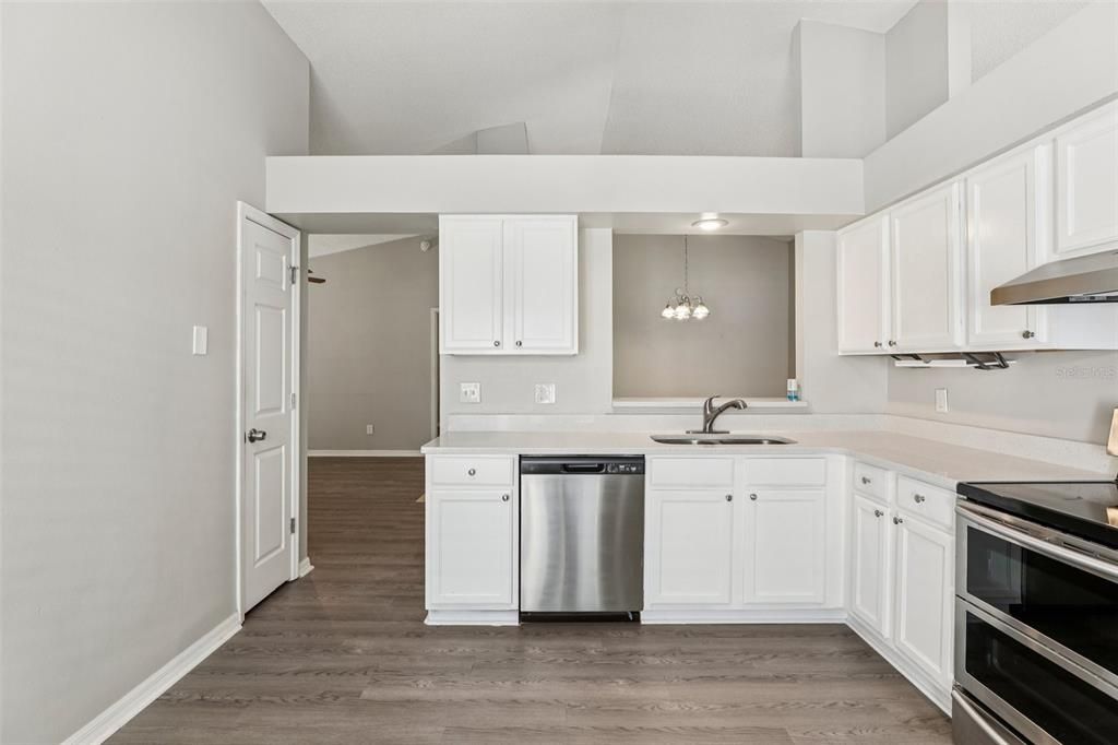 合同活跃: $390,000 (3 贝兹, 2 浴室, 1589 平方英尺)