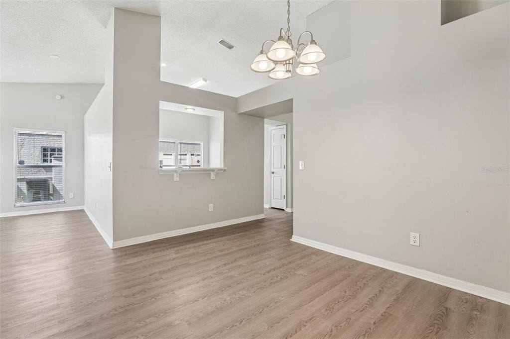 合同活跃: $390,000 (3 贝兹, 2 浴室, 1589 平方英尺)