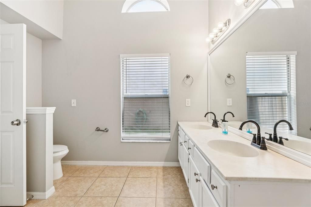 合同活跃: $390,000 (3 贝兹, 2 浴室, 1589 平方英尺)