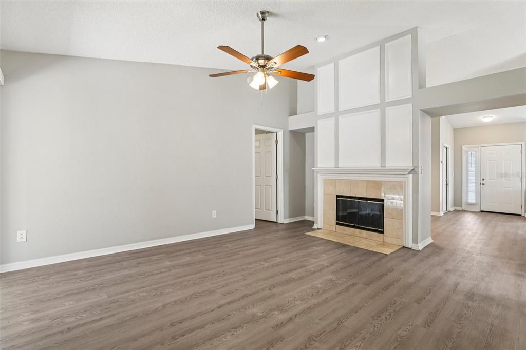 合同活跃: $390,000 (3 贝兹, 2 浴室, 1589 平方英尺)