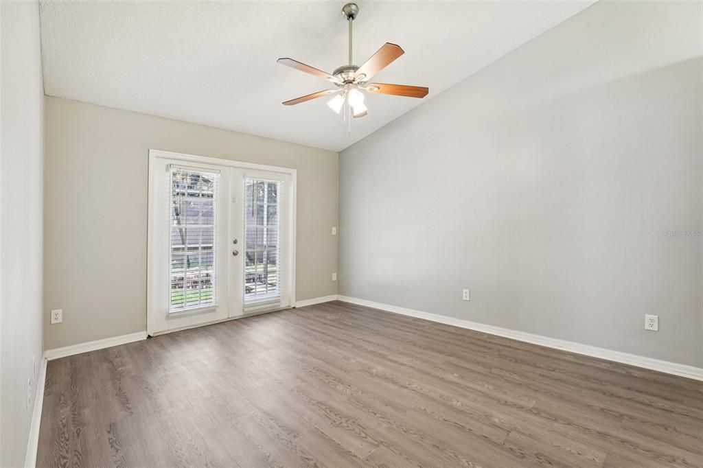 合同活跃: $390,000 (3 贝兹, 2 浴室, 1589 平方英尺)