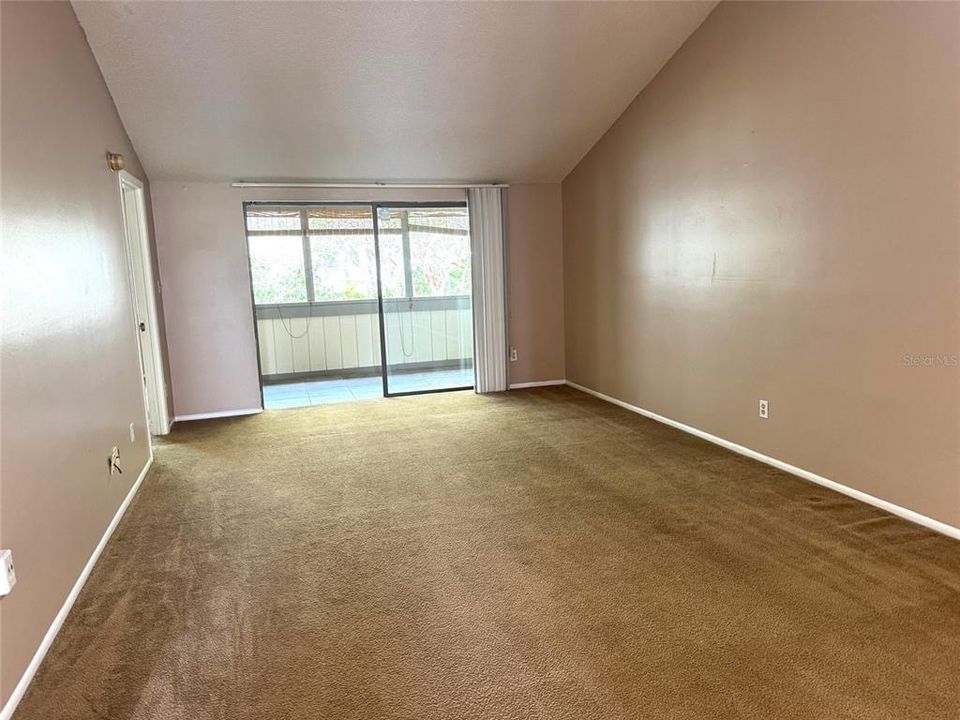 合同活跃: $160,000 (2 贝兹, 2 浴室, 1139 平方英尺)