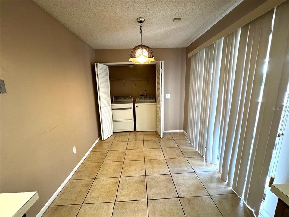 合同活跃: $160,000 (2 贝兹, 2 浴室, 1139 平方英尺)