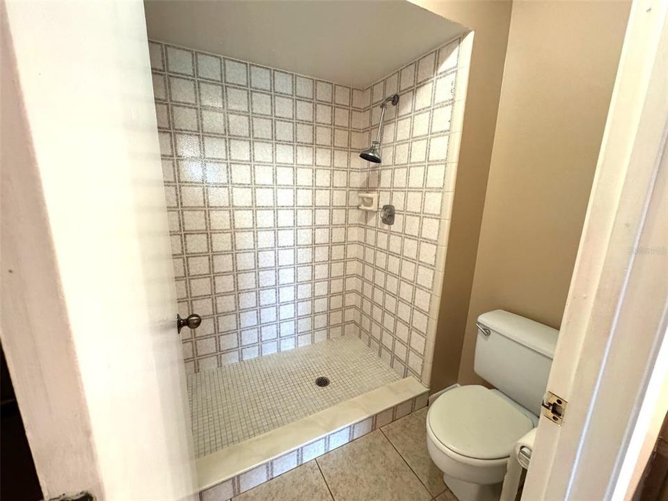 合同活跃: $160,000 (2 贝兹, 2 浴室, 1139 平方英尺)