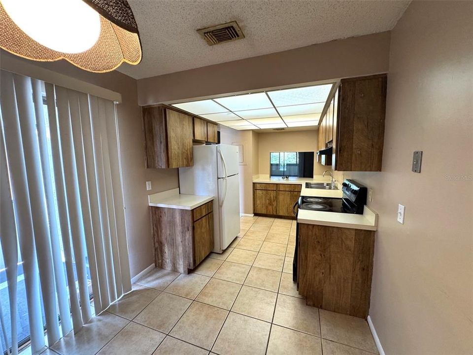 合同活跃: $160,000 (2 贝兹, 2 浴室, 1139 平方英尺)