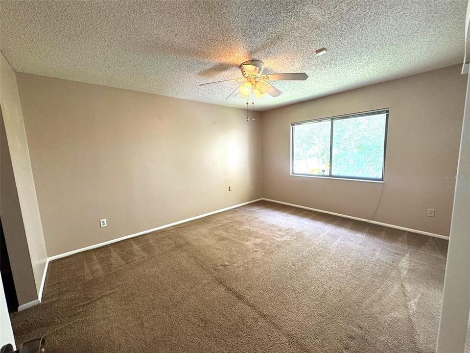 合同活跃: $160,000 (2 贝兹, 2 浴室, 1139 平方英尺)