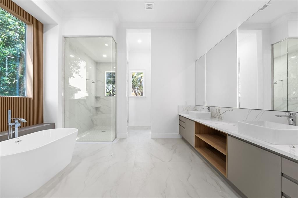 For Sale: $3,985,000 (6 beds, 6 baths, 6346 Square Feet)