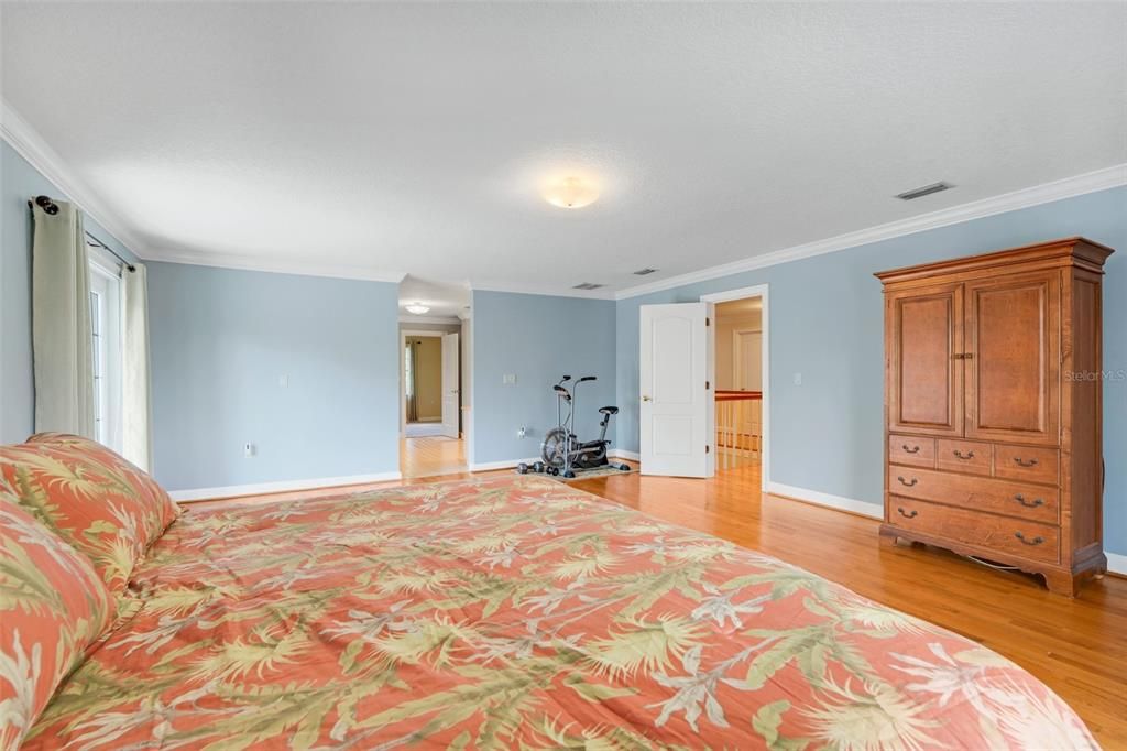 For Sale: $749,999 (5 beds, 4 baths, 4920 Square Feet)