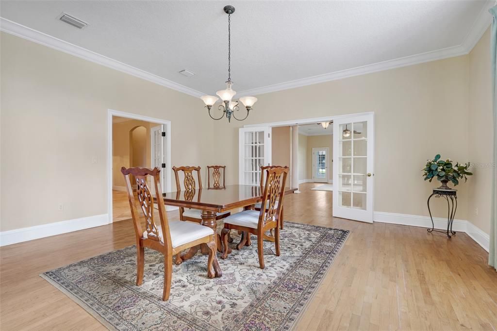 For Sale: $749,999 (5 beds, 4 baths, 4920 Square Feet)