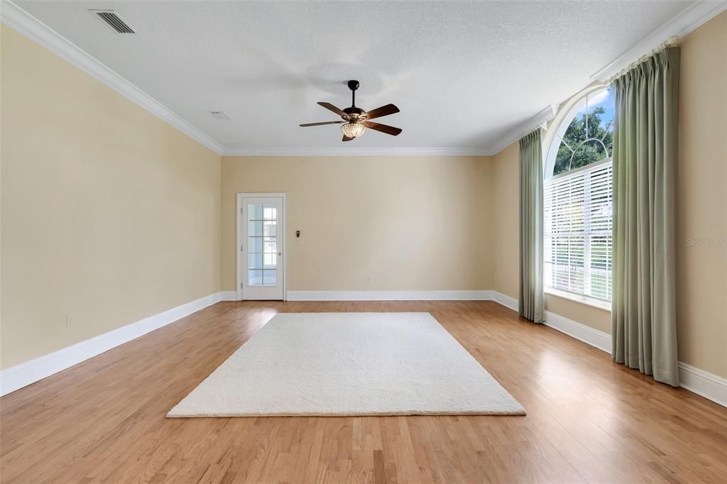 For Sale: $749,999 (5 beds, 4 baths, 4920 Square Feet)