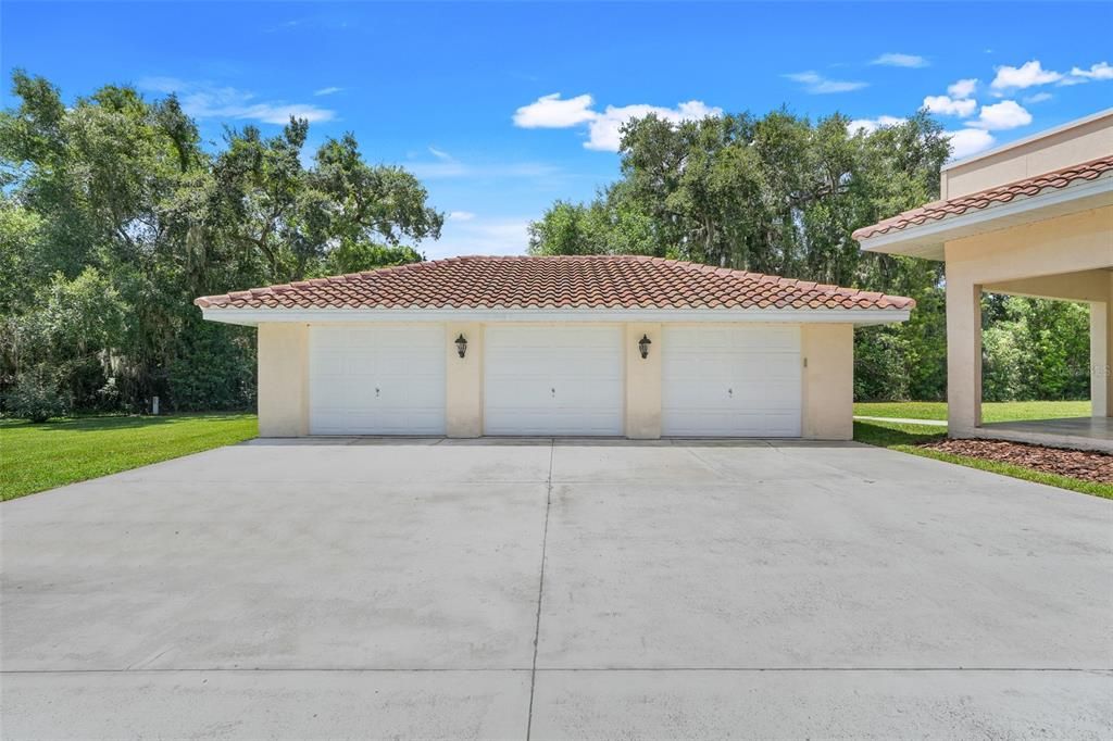 For Sale: $749,999 (5 beds, 4 baths, 4920 Square Feet)