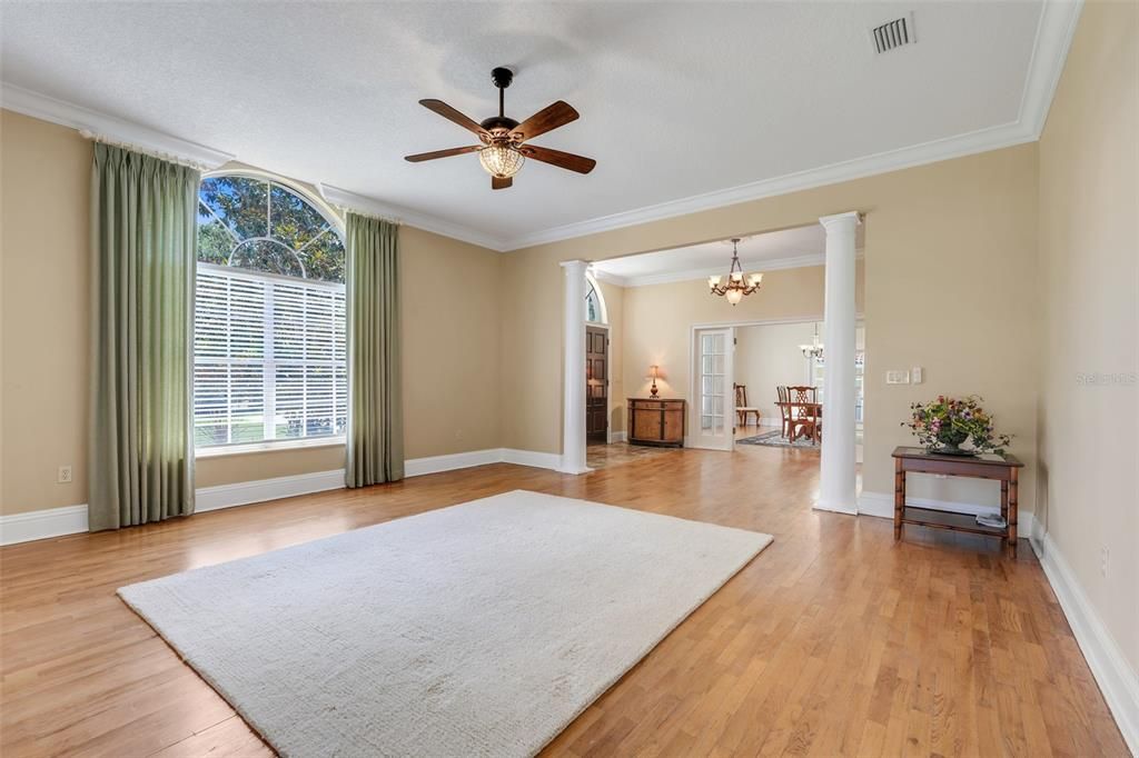 For Sale: $749,999 (5 beds, 4 baths, 4920 Square Feet)