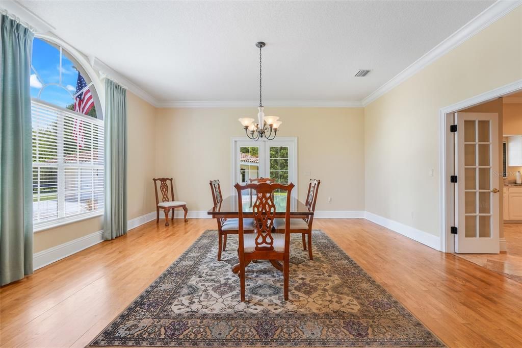 For Sale: $749,999 (5 beds, 4 baths, 4920 Square Feet)