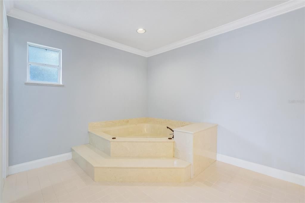 For Sale: $749,999 (5 beds, 4 baths, 4920 Square Feet)