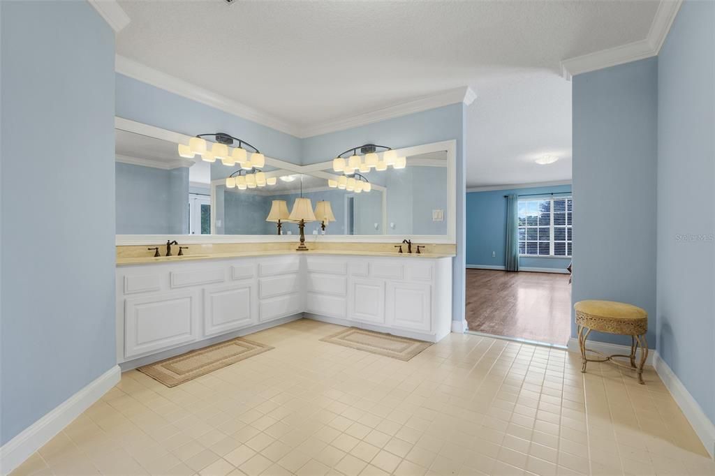 For Sale: $749,999 (5 beds, 4 baths, 4920 Square Feet)