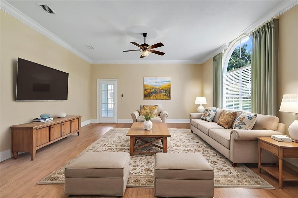 For Sale: $749,999 (5 beds, 4 baths, 4920 Square Feet)