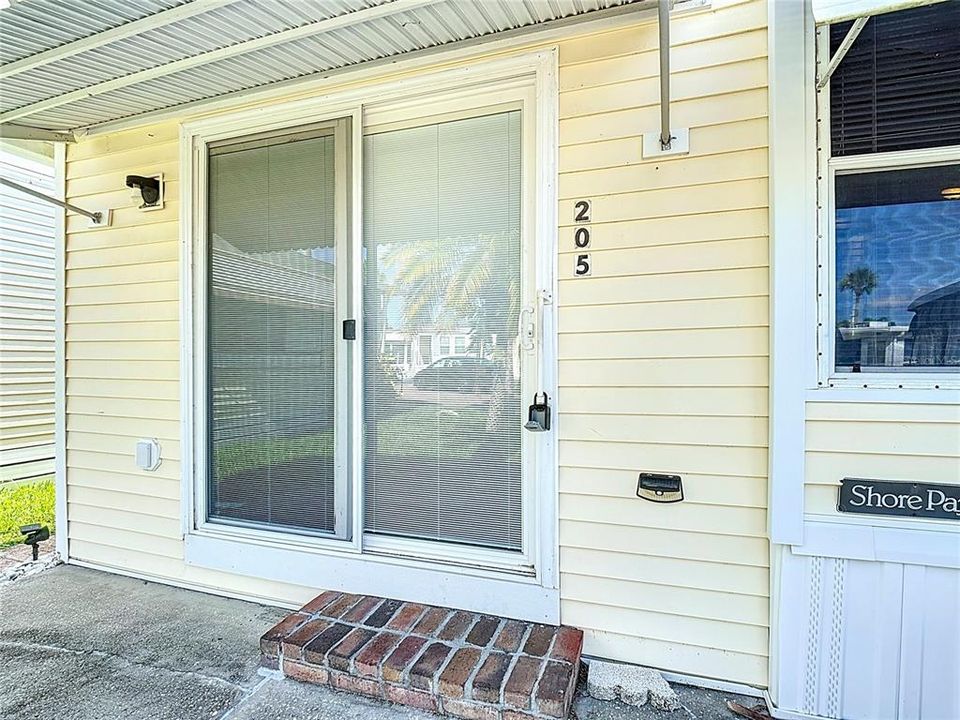 For Sale: $100,000 (2 beds, 1 baths, 726 Square Feet)