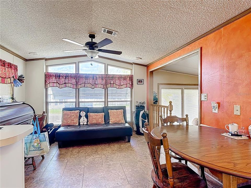 For Sale: $100,000 (2 beds, 1 baths, 726 Square Feet)