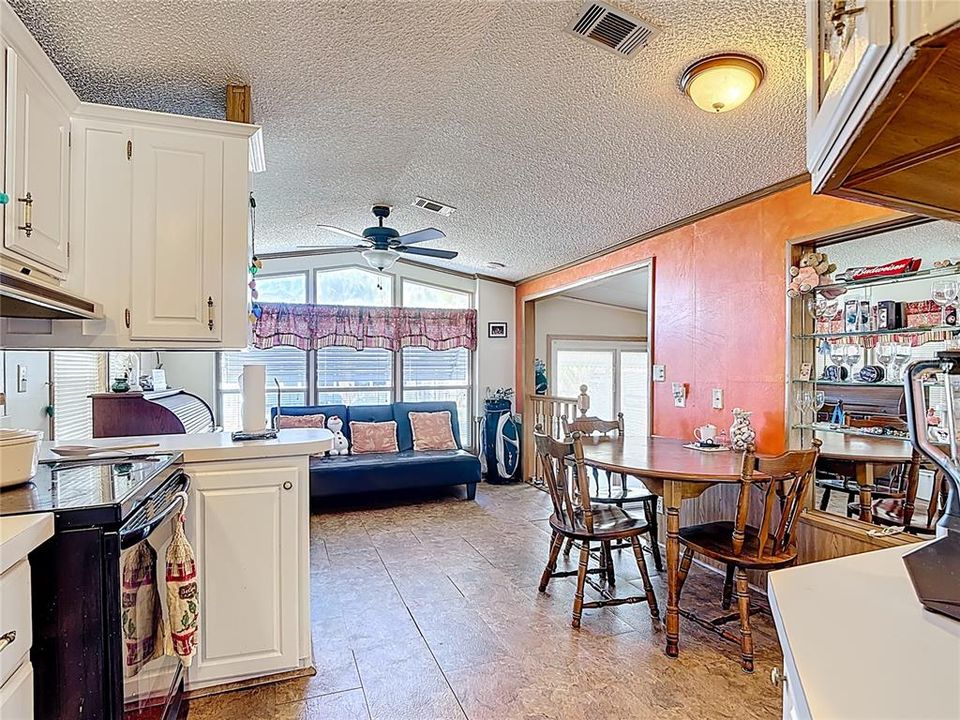 For Sale: $100,000 (2 beds, 1 baths, 726 Square Feet)