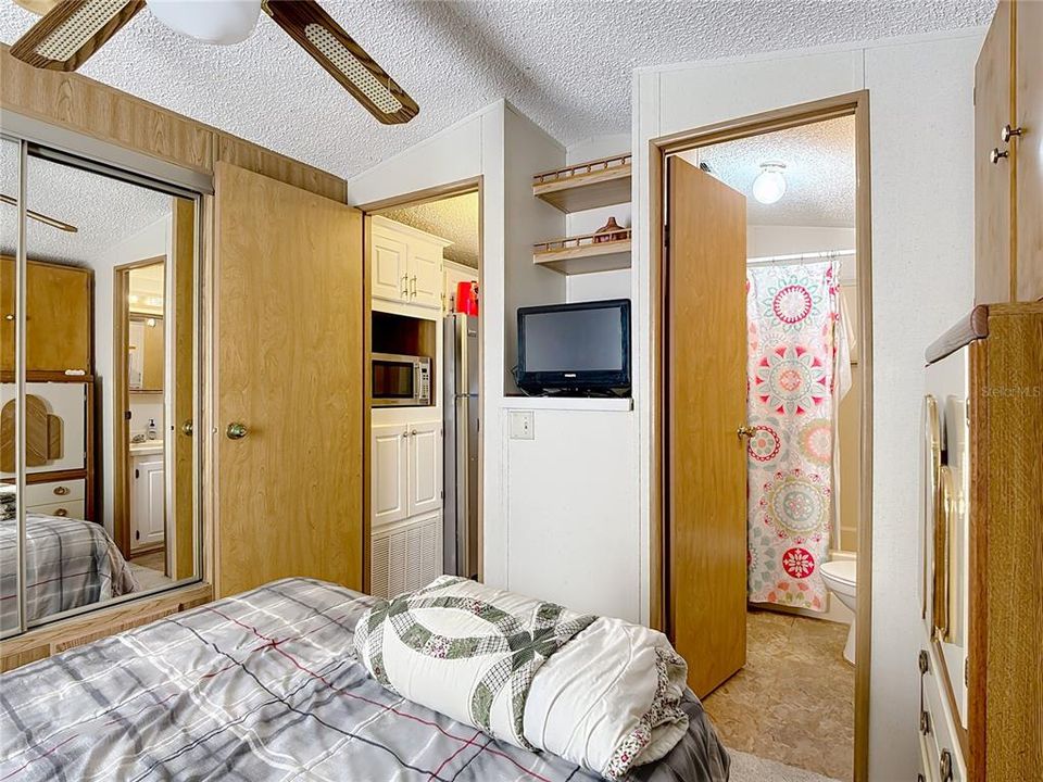 For Sale: $100,000 (2 beds, 1 baths, 726 Square Feet)