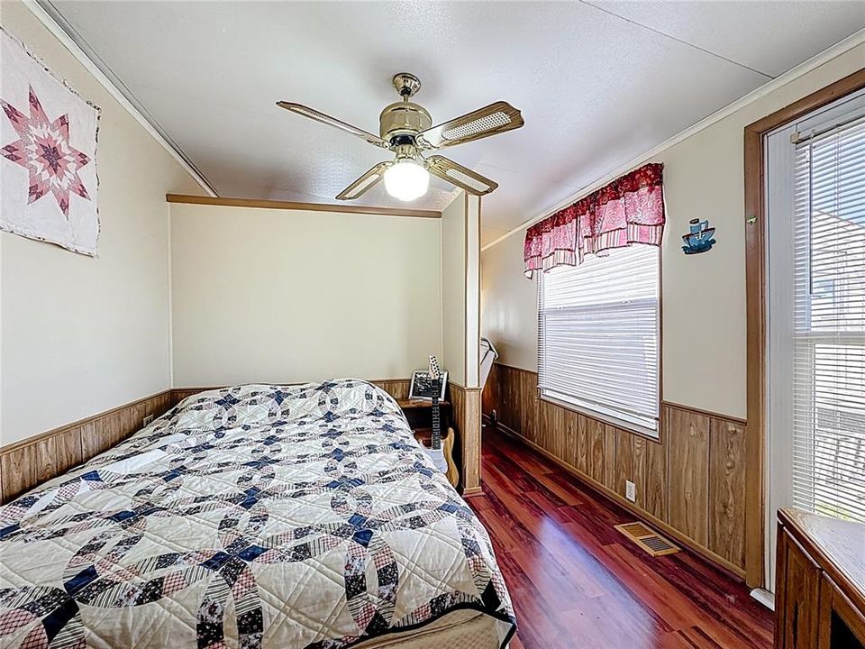 For Sale: $100,000 (2 beds, 1 baths, 726 Square Feet)