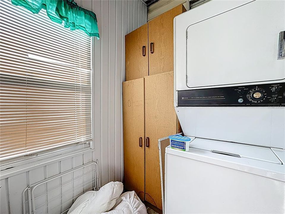 For Sale: $100,000 (2 beds, 1 baths, 726 Square Feet)
