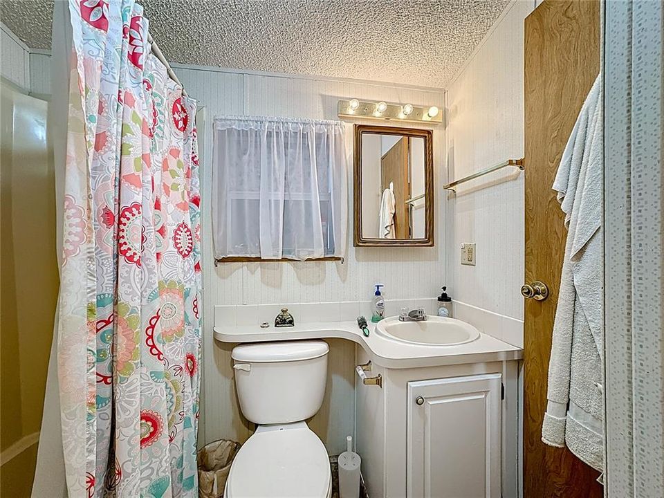 For Sale: $100,000 (2 beds, 1 baths, 726 Square Feet)