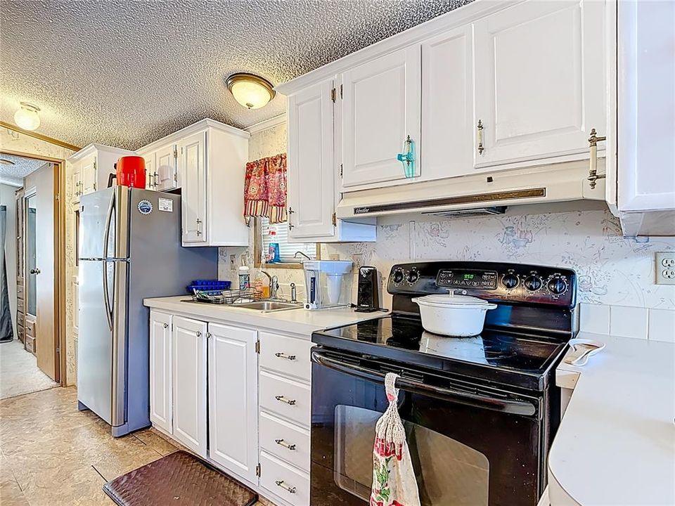 For Sale: $100,000 (2 beds, 1 baths, 726 Square Feet)