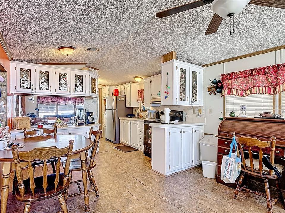 For Sale: $100,000 (2 beds, 1 baths, 726 Square Feet)