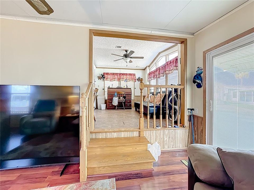 For Sale: $100,000 (2 beds, 1 baths, 726 Square Feet)