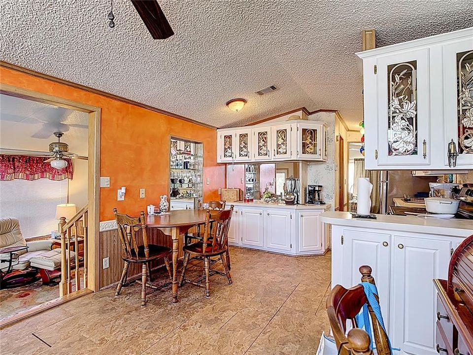 For Sale: $100,000 (2 beds, 1 baths, 726 Square Feet)