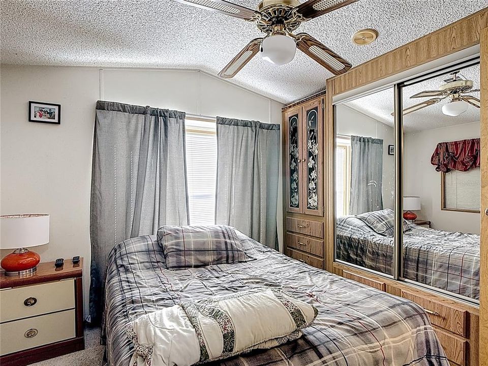 For Sale: $100,000 (2 beds, 1 baths, 726 Square Feet)