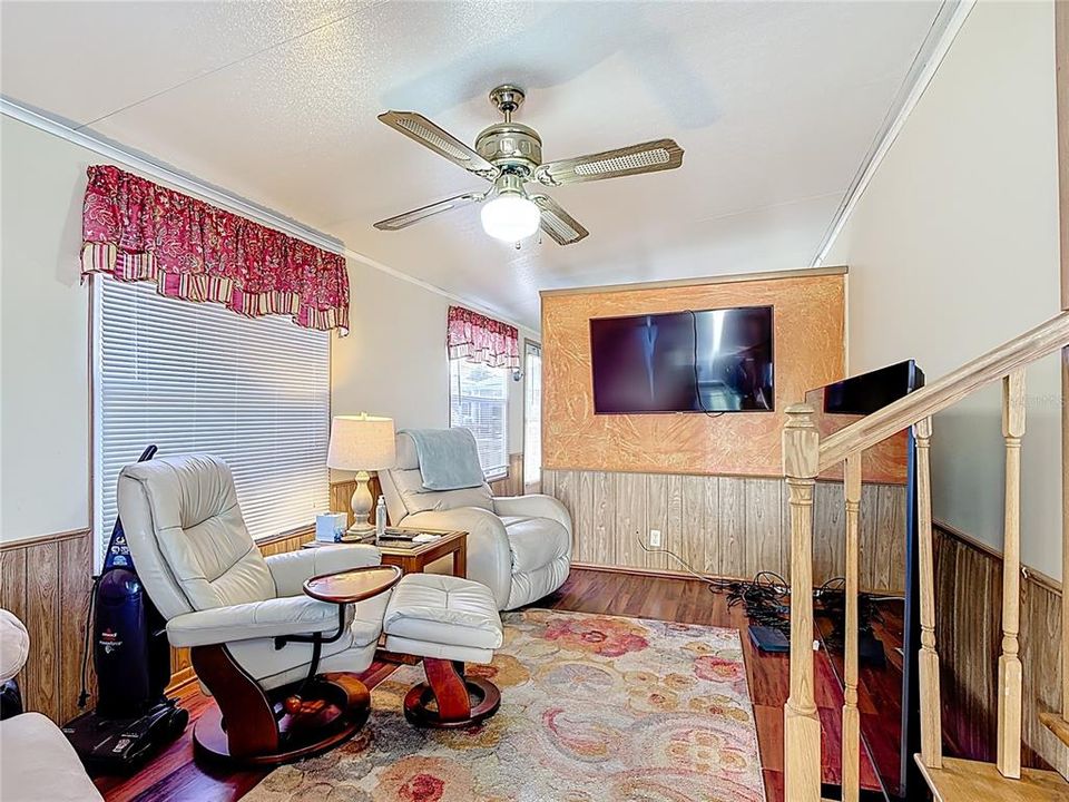 For Sale: $100,000 (2 beds, 1 baths, 726 Square Feet)