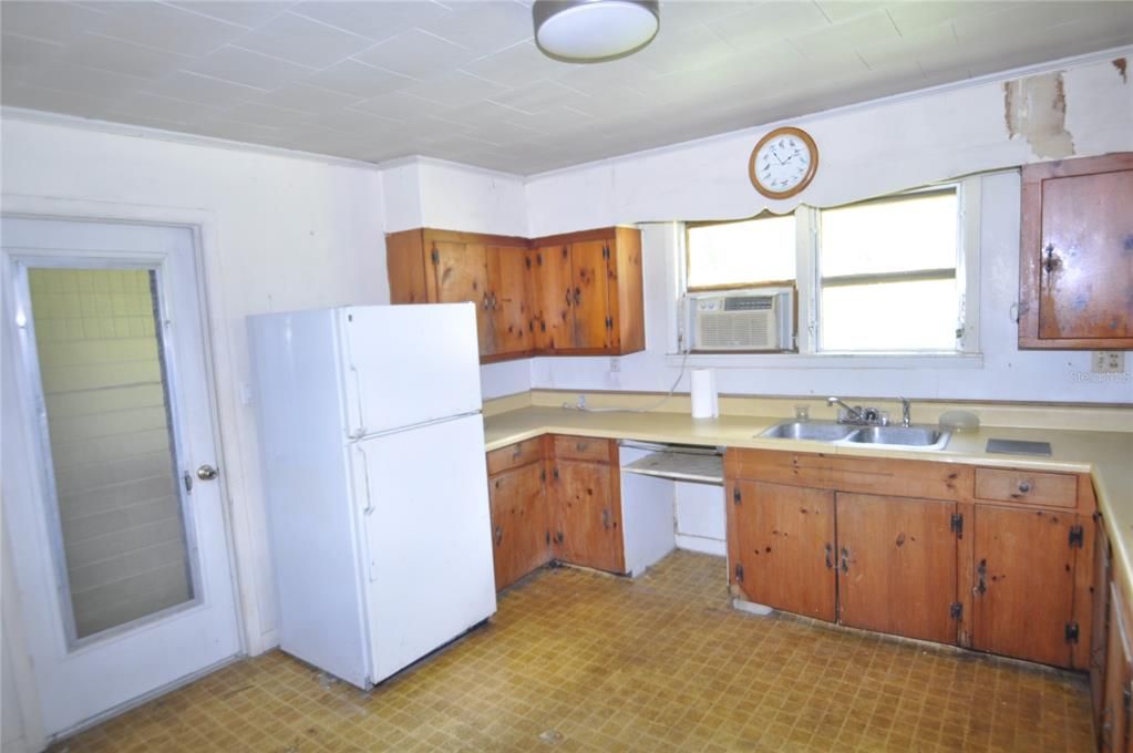 For Sale: $170,000 (3 beds, 2 baths, 1549 Square Feet)