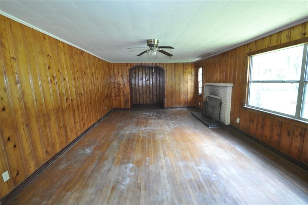 For Sale: $170,000 (3 beds, 2 baths, 1549 Square Feet)