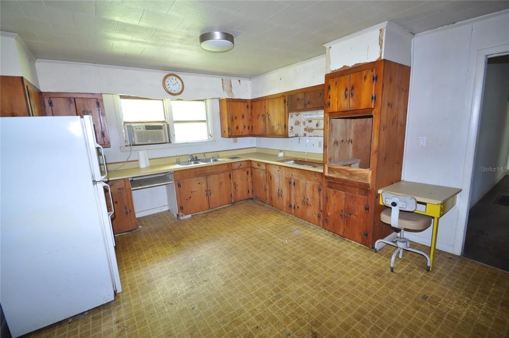 For Sale: $170,000 (3 beds, 2 baths, 1549 Square Feet)