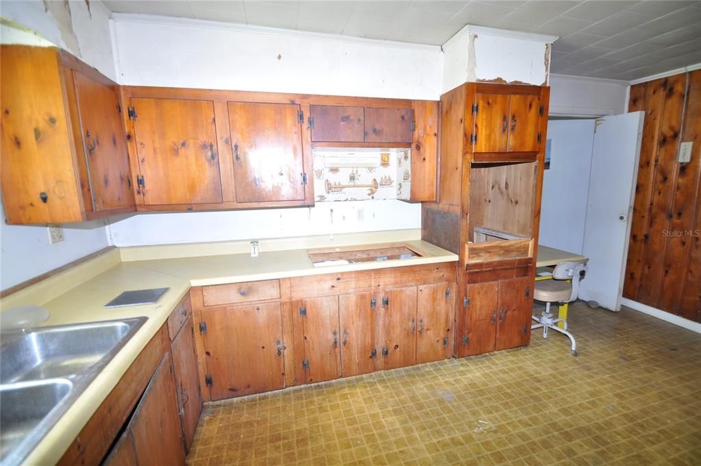 For Sale: $170,000 (3 beds, 2 baths, 1549 Square Feet)