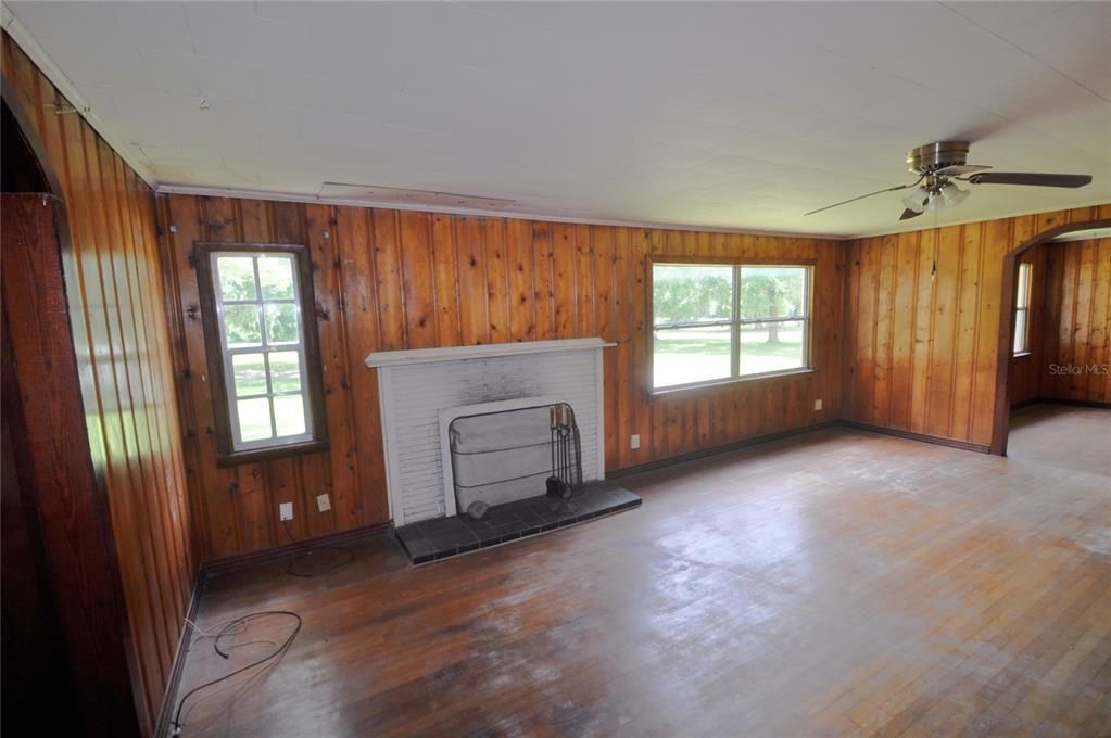 For Sale: $170,000 (3 beds, 2 baths, 1549 Square Feet)