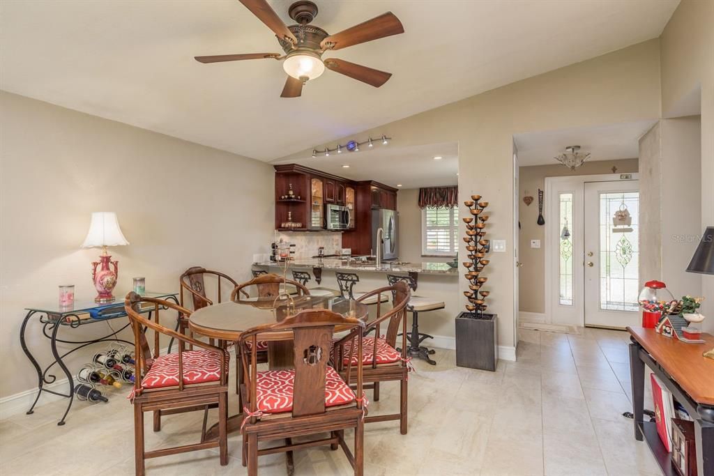 For Sale: $448,500 (2 beds, 2 baths, 1041 Square Feet)