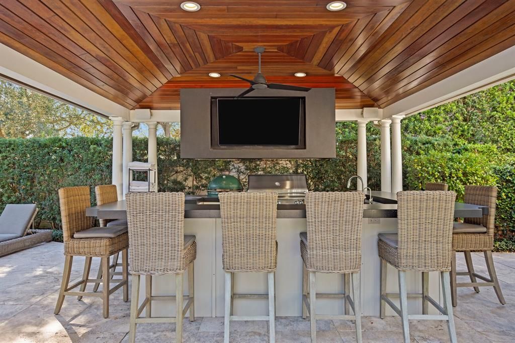 For Rent: $27,000 (6 beds, 4 baths, 7650 Square Feet)