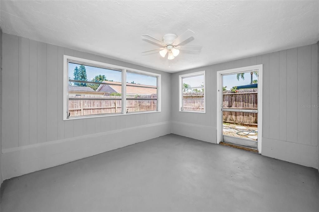 Под контрактом: $189,900 (2 спален, 1 ванн, 1068 Квадратных фут)