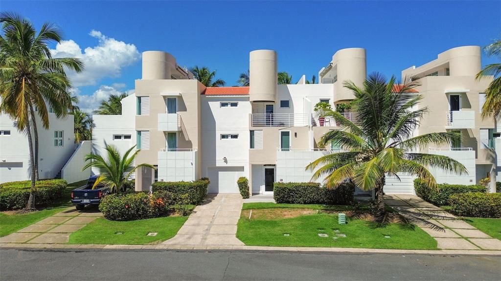 Vendido Recientemente: $840,000 (4 camas, 4 baños, 2433 Pies cuadrados)